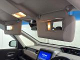 【あると便利な装備】後席確認ミラー+運転席・助手席サンバイザー内側ライト付きミラー+マップランプが装備されています