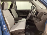 女性でも運転がしやすいように、シートの高さ調整機能(シートリフター)がついています。運転席と助手席の間が空いている為、助手席側への移動がスムーズです。交通量の多い道でも助手席側から乗り降りができます。
