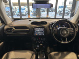 ステアリングを握ればJeepワールドが広がります。