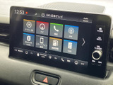 画面にはナビやラジオ、電話、Bluetooth、USBなどのメニューが並び、使いたい項目を選びやすい構成です。画面脇には音量調整などのボタンも配置され、日常の操作に便利です。
