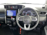 運転席まわりです。 各操作スイッチは使いやすい位置に配置されてます。