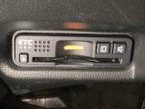 ハンドルの左下にETCがついています。高速道路の料金所の通過も楽々です。 カードの取り出しもしやすい場所についています。