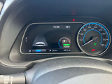 メーター内センターディスプレイには車の様々な設定や情報が表示されます。