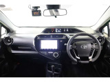 スタイルブラックの名前通りピアノブラック調パネルで上質感ある運転席廻りです。フードが低いセンターメーターで運転席からの視界は良く、操作ボタンなどは届きやすい位置に配置され利便性も良く使いやすいですよ。