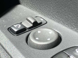 電動格納ミラーは駐車時や狭いとこなどやっぱりあると便利ですよ。
