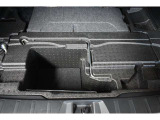 リアサブトランクは床板(ラゲッジボード)を持ち上げると現れる、洗剤や工具、緊急用品などを隠して収納できる便利な機能です。