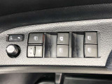 パワーウィンドのスイッチです。運転席に座りながら、助手席や後席の窓を開け閉めできるので大変便利ですよ。