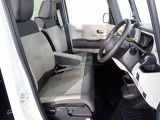 フロントシートはベンチシートです、運転席と助手席の移動が簡単です。 また運転席シートの高さも調整できます。