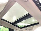 【サンルーフ】開放感たっぷりの希少装備、サンルーフが装着されています!車内に明かりを取り入れたり景色を楽しむ以外にも、車内の空気も簡単に換気できて快適です!