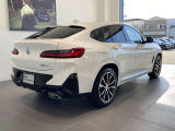 斜め後方から見ると、X4のクーペSUVらしいスタイリングがより鮮明に伝わります。ルーフからリアへ流れるラインも印象的です。