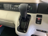 CVT車のセレクトレバーです。低速から高速まで、変速ショックのないスムーズな走りを実現するとともに、エンジン効率のよい領域を維持することで燃費にも貢献します。