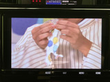 停車時にテレビ視聴ができるTV画面を装備。お子様連れのご家族にもおすすめです。移動中の視聴を促す表現は控えさせていただきます。