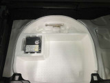 【サブトランク】ラゲッジ下には、スペアタイヤの替わりとなる応急タイヤパンク修理キットも備え付けられています。