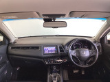運転席は、大きな座面と包み込むような背もたれがドライバーの身体全体をしっかり支えます。上質なシート素材と座り心地のよいクッションを採用し、長時間の運転やコーナーの多い道も快適です