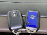 スマートキーをポケットやバッグに携帯していれば、キーを取り出すことなくドアハンドルを握り解錠、ドアハンドルのセンサーに触れるだけで施錠できます。
