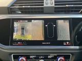 サラウンドビューカメラ装備 車両の4つのカメラから得た映像を合成し、上空から眺めているような映像をモニターに映し出します。車両周辺の歩行者や障害物などの発見に役立ちます。