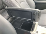 運転席・助手席の間に小物入れございます♪