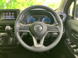 握りやすいステアリングで、長距離運転でも疲れにくい設計です。操作性も考慮され、快適なドライビングをサポートします。