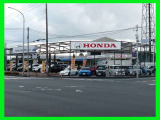 【サイド&カーテンエアバック】車両側面から強い衝撃を受けたとき、衝撃を受けた側のSRSサイドとカーテンエアバッグが瞬時に膨らみ、乗員の主に胸部と頭部にかかる衝撃を緩和するシステムです