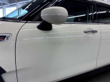 MINIのサイドミラーは、ボディと異なる色を選べる**個性的なミラーキャップ**が特徴です。伝統的な丸みを帯びた形状で愛嬌があり、ユニオンジャック柄など豊富なデザインで自分好みにカスタムできます。