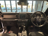 水平なスッキリとしたインストルメントパネルは、初代Jeepからインスパイアされています。