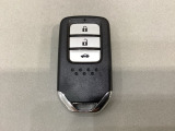 スマートキーを装備しています。鍵を差し込むことなくドアロックの開け閉めと、スタートボタン操作でのエンジンスタートができます。ボタン操作でトランクが開けられるトランクオープナーもついています。
