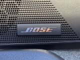 BOSEサウンドシステムを搭載。「良い音を出す」ではなく、その車種のごとに特徴を計算(車種専用設計)し、「反響音」を作り出すことによってどの座席でも自分中心で音が聴こえ、「心地よい空間」を作り出します。