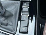 i-Driveコントローラーは運転中でも安全に操作が出来るように設計されております。