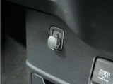 ◆コンビ二フック◆ちょっとした買い物の袋を吊り下げたり、ゴミ袋を吊り下げられるコンビニフックがあり車内を転がらず便利です!
