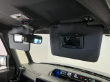 【サンバイザー】車内で身だしなみを整えるためのバニティミラーがセット。お化粧直しや髪型のチェックに活用できます。