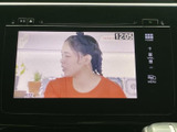 停車時に、お好みの番組を視聴できます。移動時間も有効活用し、くつろぎの空間を演出します。