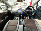 インパネ廻りの写真です。フロアーCVTですので、運転がしやすいです。カロッツェリアメモリーナビ付きですので、ドライブやご旅行にとても便利です。