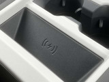 【ワイヤレスデバイスチャージング】スマートフォンなどの対応デバイスを置くだけで充電できるワイヤレスデバイスチャージングが搭載されています。車内のコンソール周りをすっきりと保つことができます。