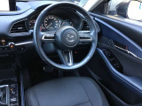 ドライバーが心に余裕をもって運転に集中できること、助手席や後席からもすっきりと前を見通せる空間の起点となり、全員が安心してドライブを楽しめることをモットーにシンプルなレイアウトとなっています。