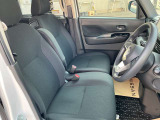 快適に運転できるドライブポジション!40mmも調整できる運転席シートリフターとシートスライドで、無理のない運転姿勢がとれます