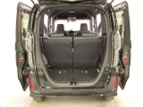 開口部も広く荷物の積み下ろしもしやすいお車となっております。シートの背もたれは5:5の割合で背もたれを可倒でき、前後のシートスライドもできるので荷室をひろげることができます。