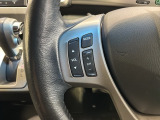 ステアリングにオーディオ操作スイッチが付いています。オーディオ画面に直接タッチしなくても操作が出来ますので、運転に集中できます。