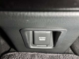 停電などの非常時には電源としても使える100V/1500Wコンセントを車内に設置。電気製品にも対応し、普段使いにもアウトドアでも大活躍!(センタコンソールリヤ部)