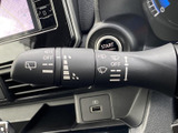 ハンドル脇に配置され、運転中にも手を伸ばしやすい位置です。レバー上の表示を確認しながら操作でき、雨天時など視界を確保したい場面で使いやすい装備です。
