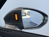 ●アウディサイドアシスト『後方の死角を並走する車両を検知しドアミラーの内側のLEDが点灯。ドライバーに注意を促し事故を未然に防ぐシステムです。』