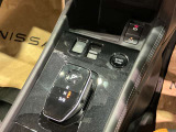 感覚的に使いやすいシフトレバー!電動パーキングにオートブレーキホールドもついています。e-POWERならではのワンペダル操作もできます。