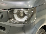 LEDヘッドライトは、点灯の瞬間から最大光量を発揮し、突然暗くなるトンネルなどでの安定感を高めます。