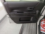 パワーウィンドウのスイッチですよ。運転席に居ながら窓を開け閉めのコントロールできます。