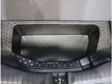 そこの深い大きな床下収納。普段から積んでおきたい物をしまっておけば荷室はいつもすっきりです♪