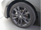 かっこいいホイールですね。 車のイメージを大きく左右するホイール部分はコダワリを持ちたいですね。