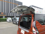 バックドアはガラスハッチのみの開閉もでき狭い場所での荷物の収納時などで便利です