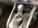 掌に伝わる、走りのリズム。洗練された操作感と上質な素材が、ギアを切り替えるその一瞬を特別な儀式へと変え、意のままにパワーを操る楽しさを呼び覚まします。