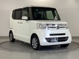 狭い駐車場でも、スライドドアならチャイルドシートへのお子さまの乗降や荷物の積載もスムーズ。とても便利な【助手席側。電動スライドドア】ドアハンドを少し引くだけでリアドアが自動開閉します。