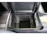 センターコンソールボックス内には100V・100W電源を装備。シェイバーの充電なども出来ますし、車内にあると便利ですね!アクセサリーソケットや、転送/給電用のUSBポートも装備しています。