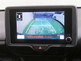 車両後方の映像を映すバックモニター。進路を確認しながら安全に車庫入れできます。